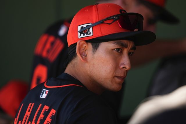 샌프란시스코 자이언츠의 이정후가 23일(한국시간) 미국 애리조나주 서프라이즈 스타디움에서 열린 미국프로야구 메이저리그(MLB) 시범경기 텍사스 레인저스와의 원정경기에서 3번타자 및 중견수로 선발 출전해 3타수 1안타를 기록했다. AP연합뉴스