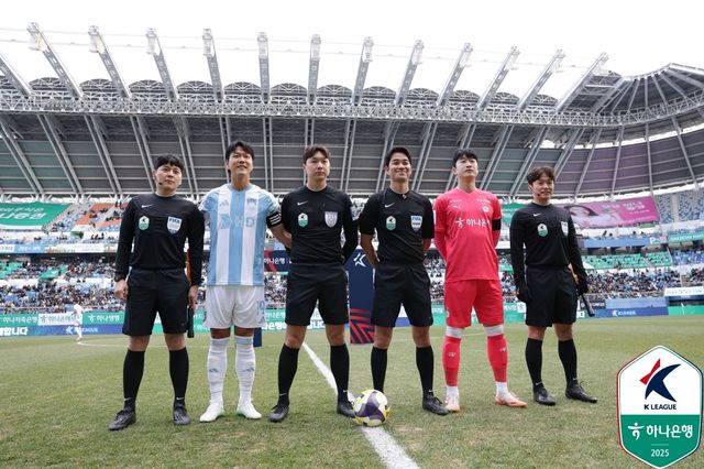 울산HD는 23일 대전월드컵경기장에서 열린 대전하나시티즌과의 '하나은행 K리그1 2025' 2라운드 원정 경기에서 전반 7분 윤재석의 선제골과 후반 13분 허율의 추가골에 힘입어 2-0 승리를 거뒀다. 이날 울산은 신입생인 윤재석과 허율이 나란히 울산 데뷔골을 터트리면서 올시즌 3경기 만에 첫 승을 신고했다. 반대로 직전 대전은 홈에서 연승에 도전했지만 울산에 패하며 시즌 홈 첫 승을 다음 기회로 미뤘다. 한국프로축구연맹 제공