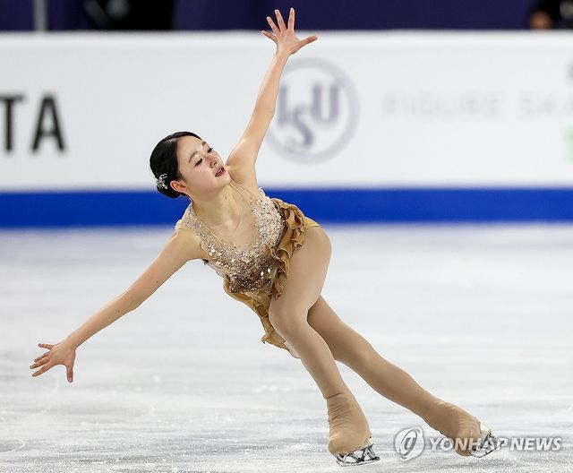 김채연이 23일 서울 목동아이스링크에서 열린 2025 ISU 피겨스케이팅 사대륙선수권대회 여자 싱글 프리스케이팅에서 연기하고 있다. 연합뉴스