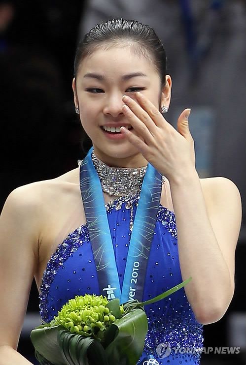 김연아가 2010년 밴쿠버 동계올림픽 피겨스케이팅 여자 싱글에서 금메달을 따낸 뒤 기뻐하고 있다. 연합뉴스