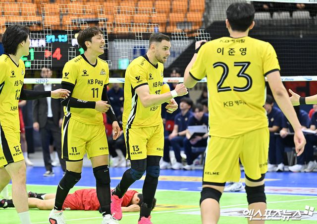 9일 오후 경기도 수원실내체육관에서 열린 ‘도드람 2024-2025 V-리그’ 한국전력과 KB손해보험의 경기, KB손해보험이 한국전력에 세트스코어 3:1(26-24, 28-30, 25-20, 25-17)로 승리하며 5연승을 기록했다. 4세트 KB손해보험 비예나가 득점 후 기뻐하고 있다. 엑스포츠뉴스 DB