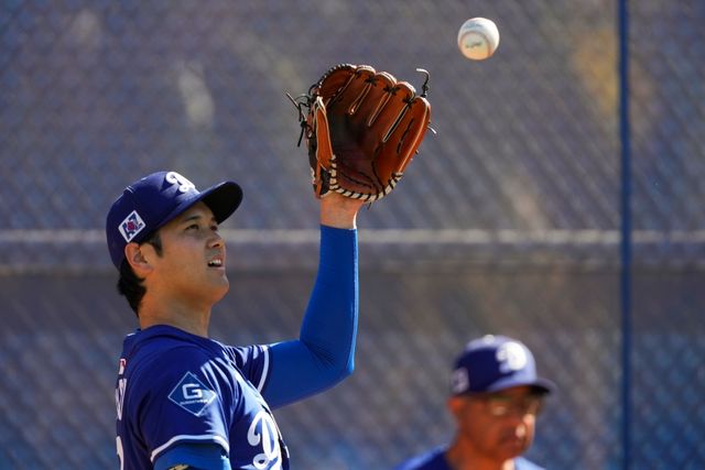 미국프로야구 메이저리그 LA 다저스 오타니 쇼헤이가 미국 애리조나주 글렌데일에 위치한 팀 훈련장에서 세 번째 불펜투구를 소화했다. 최고구속 95마일을 나타냈으며, 총 25구를 던졌다. 직구, 투심, 컷패스트볼까지 구종 세 가지를 점검했다. AP 연합뉴스