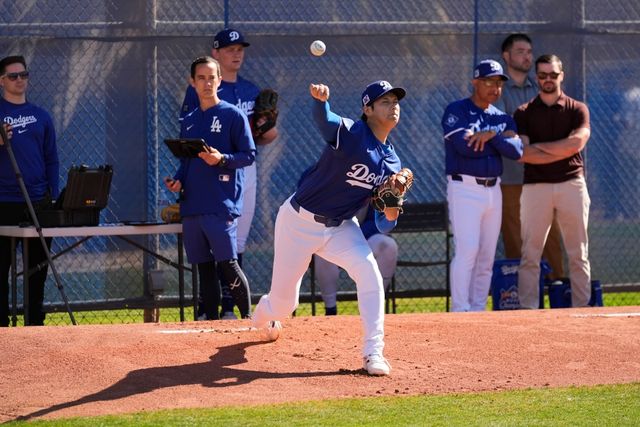 미국프로야구 메이저리그 LA 다저스 오타니 쇼헤이가 미국 애리조나주 글렌데일에 위치한 팀 훈련장에서 세 번째 불펜투구를 소화했다. 최고구속 95마일을 나타냈으며, 총 25구를 던졌다. 직구, 투심, 컷패스트볼까지 구종 세 가지를 점검했다. AP 연합뉴스