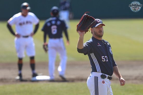 두산 베어스 외국인 투수 콜 어빈이 24일 일본 미야자키 산마린 스타디움에서 열린 요미우리 2군전에 등판해 2이닝 1피안타 2사사구 무실점을 기록했다. 두산 베어스