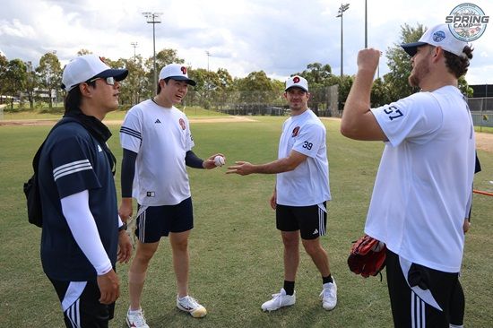 두산 베어스 투수 최승용이 일본 미야자키 스프링캠프 실전 등판에서 팀 동료 콜 어빈과 잭 로그에게 조언을 구해 장착한 스위퍼를 선보였다. 두산 베어스