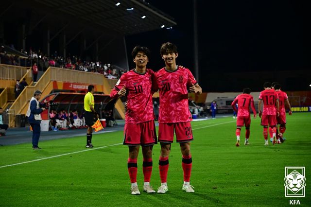 이창원 감독이 이끄는 대한민국 U20 축구대표팀이 23일(한국시간) 중국 선전에 있는 유소년 훈련 스타디움에서 열린 우즈베키스탄과의 2025 아시아축구연맹(AFC) U-20 아시안컵 8강전에서 전·후반을 3-3으로 비긴 뒤 연장전에서도 승부를 가리지 못해 이어진 승부차기에서 3-1로 간신히 이겼다. 홍성민의 페널티킥 3선방으로 한국은 승부차기 끝에 4강 진출에 성공했다. 대한축구협회