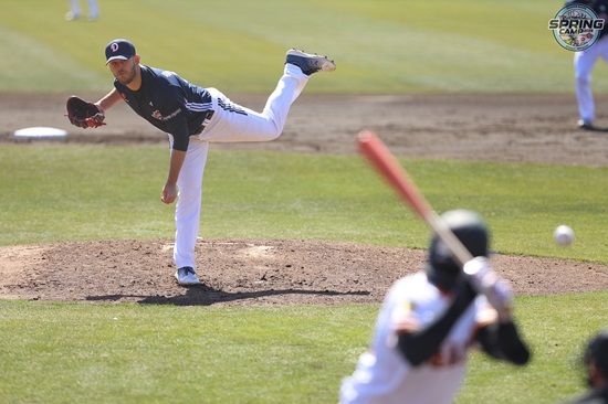 두산 베어스 외국인 투수 콜 어빈이 24일 요미우리 2군전에서 첫 실전 등판을 소화해 2이닝 1피안타 2사사구 무실점을 기록했다. 두산 베어스