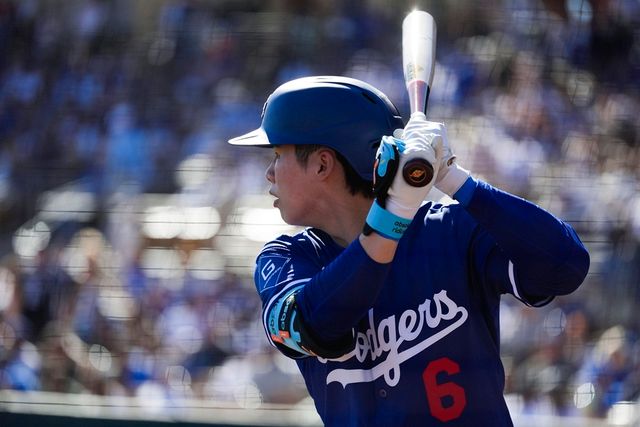 다저스 내야수 김혜성은 24일(한국시간) 샌디에이고와 시범경기에서 교체 출전했다. 타석에서는 다저스 소속 첫 안타와 볼넷으로 멀티출루를 기록했고, 수비에서는 유격수와 중견수를 오가며 슈퍼 유틸리티로서 가치를 증명했다. 연합뉴스 AP