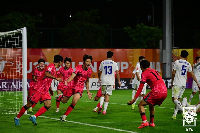 이창원 감독이 이끄는 대한민국 U20 축구대표팀이 23일(한국시간) 중국 선전에 있는 유소년 훈련 스타디움에서 열린 우즈베키스탄과의 2025 아시아축구연맹(AFC) U-20 아시안컵 8강전에서 전·후반을 3-3으로 비긴 뒤 연장전에서도 승부를 가리지 못해 이어진 승부차기에서 3-1로 간신히 이겼다. 홍성민의 페널티킥 3선방으로 한국은 승부차기 끝에 4강 진출에 성공했다. 대한축구협회
