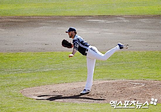 두산 베어스 외국인 투수 콜 어빈이 24일 요미우리 2군전에 선발 등판해 투구하고 있다. 미야자키, 김근한 기자