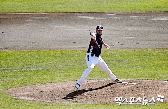 두산 베어스 외국인 투수 콜 어빈이 24일 요미우리 2군전에 선발 등판해 투구하고 있다. 미야자키, 김근한 기자