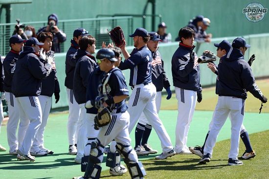 두산 베어스 외국인 투수 콜 어빈이 24일 일본 미야자키 산마린 스타디움에서 열린 요미우리 2군전에 등판해 2이닝 1피안타 2사사구 무실점을 기록했다. 두산 베어스