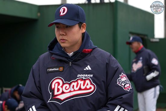 두산 베어스 투수 최승용이 일본 미야자키 스프링캠프 실전 등판에서 팀 동료 콜 어빈과 잭 로그에게 조언을 구해 장착한 스위퍼를 선보였다. 두산 베어스