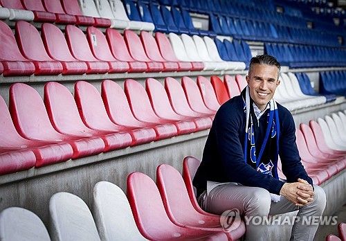 페예노르트는 23일(한국시간) 구단 공식 홈페이지를 통해 "판페르시가 페예노르트의 정식 감독이 됐다"고 발표했다.. 페예노르트 출신 판페르시는 다음주 월요일부터 1군을 이끌 것"이라며 판페르시와 2027년 여름까지 계약을 체결했다고 발표했다. 연합뉴스