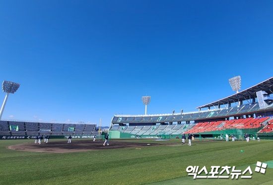 두산 베어스가 24일 일본 미야자키 산마린 스타디움에서 요미우리 2군과 캠프 세 번째 연습경기를 치른다. 미야자키, 김근한 기자