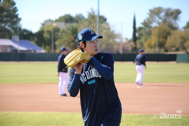 NC 투수 이재학은 오른쪽 팔꿈치 부상으로 2차 스프링캠프 명단에서 탈락했다. 불행 중 다행은 부상 정도가 크지 않다는 점이다. 주사치료 후 창원에서 몸 상태를 끌어올릴 전망이다. NC 다이노스