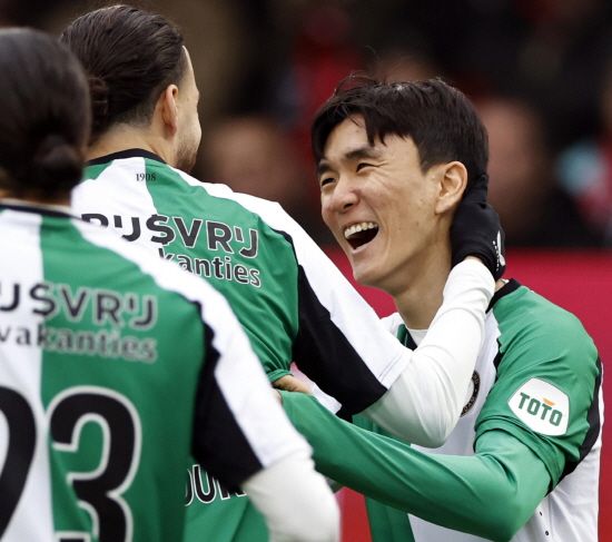 페예노르트는 23일(한국시간) 구단 공식 홈페이지를 통해 "판페르시가 페예노르트의 정식 감독이 됐다"고 발표했다.. 페예노르트 출신 판페르시는 다음주 월요일부터 1군을 이끌 것"이라며 판페르시와 2027년 여름까지 계약을 체결했다고 발표했다. 페예노르트