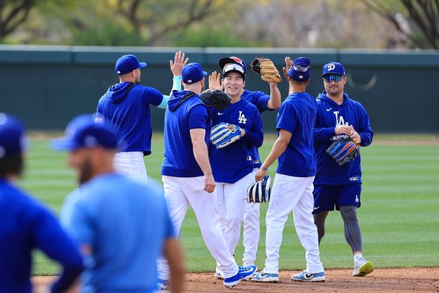 다저스 내야수 김혜성(가운데)은 24일(한국시간) 샌디에이고와 시범경기에서 교체 출전했다. 타석에서는 다저스 소속 첫 안타와 볼넷으로 멀티출루를 기록했고, 수비에서는 유격수와 중견수를 오가며 슈퍼 유틸리티로서 가치를 증명했다. 연합뉴스