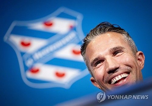 페예노르트는 23일(한국시간) 구단 공식 홈페이지를 통해 "판페르시가 페예노르트의 정식 감독이 됐다"고 발표했다.. 페예노르트 출신 판페르시는 다음주 월요일부터 1군을 이끌 것"이라며 판페르시와 2027년 여름까지 계약을 체결했다고 발표했다. 연합뉴스