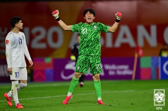 이창원 감독이 이끄는 대한민국 U20 축구대표팀이 23일(한국시간) 중국 선전에 있는 유소년 훈련 스타디움에서 열린 우즈베키스탄과의 2025 아시아축구연맹(AFC) U-20 아시안컵 8강전에서 전·후반을 3-3으로 비긴 뒤 연장전에서도 승부를 가리지 못해 이어진 승부차기에서 3-1로 간신히 이겼다. 홍성민의 페널티킥 3선방으로 한국은 승부차기 끝에 4강 진출에 성공했다. 대한축구협회