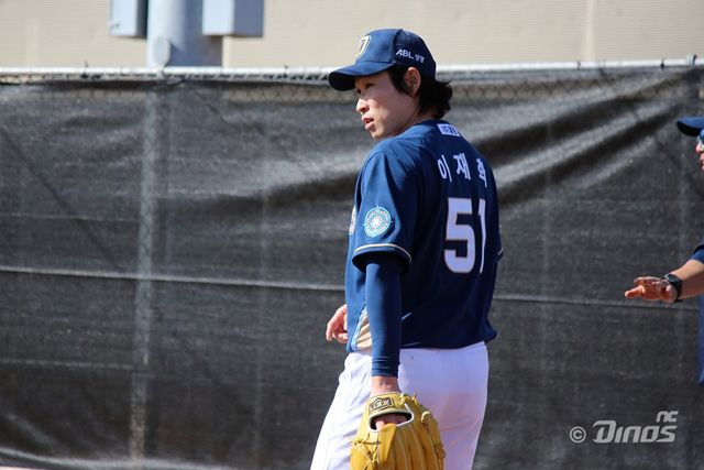 NC 투수 이재학은 오른쪽 팔꿈치 부상으로 2차 스프링캠프 명단에서 탈락했다. 불행 중 다행은 부상 정도가 크지 않다는 점이다. 주사치료 후 창원에서 몸 상태를 끌어올릴 전망이다. NC 다이노스