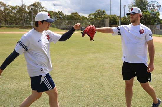 두산 베어스 투수 최승용이 일본 미야자키 스프링캠프 실전 등판에서 팀 동료 콜 어빈과 잭 로그에게 조언을 구해 장착한 스위퍼를 선보였다. 두산 베어스
