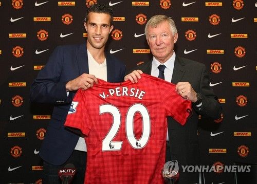 페예노르트는 23일(한국시간) 구단 공식 홈페이지를 통해 "판페르시가 페예노르트의 정식 감독이 됐다"고 발표했다.. 페예노르트 출신 판페르시는 다음주 월요일부터 1군을 이끌 것"이라며 판페르시와 2027년 여름까지 계약을 체결했다고 발표했다. 연합뉴스