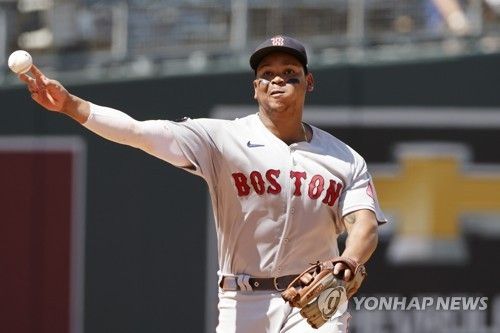 다저스는 최근 보스턴 3루수 데버스 영입에 관심을 표현했다. 보스턴 생활에 불만을 느끼고 있는 그가 실제 유니폼을 갈아입을지 많은 관심이 쏠리고 있다. 연합뉴스 AP