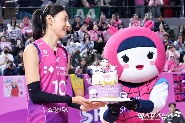 25일 오후 인천 부평구 삼산월드체육관에서 열린 ‘도드람 2024-2025 V-리그’ 흥국생명과 IBK기업은행의 경기, 흥국생명이 세트스코어 3:1(25:14 18:25 25:20 25:21)로 승리를 거뒀다. 생일을 하루 앞둔 흥국생명 김연경이 팬들과 이벤트를 진행하고 있다. 인천, 고아라 기자