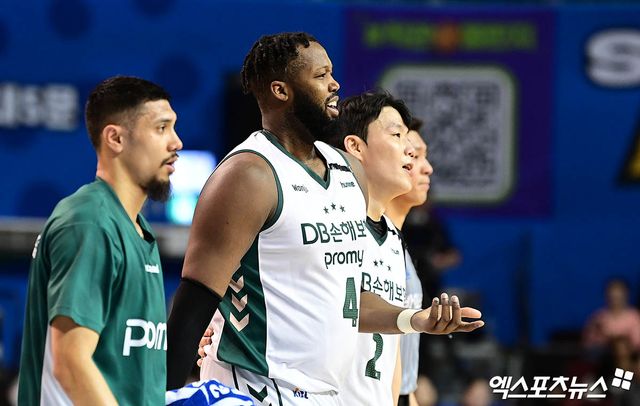 DB 외국인 선수 카터(사진, 4번)는 부정맥 시술을 받은 오누아쿠 대체 선수로 DB에 복귀했다. 팀을 떠난 지 한 달도 되지 않아 다시 한 번 DB 유니폼을 입는다. 엑스포츠뉴스 DB