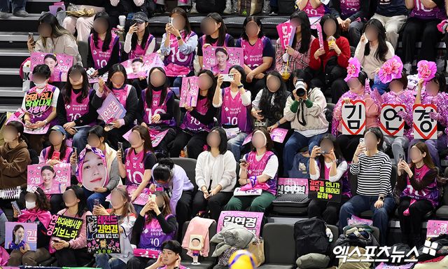 25일 오후 인천 부평구 삼산월드체육관에서 열리는 ‘도드람 2024-2025 V-리그’ 흥국생명과 IBK기업은행의 경기, 흥국생명 김연경의 생일을 축하하는 팬들이 관중석을 채우고 있다. 인천, 고아라 기자