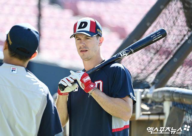 3일 오후 서울 송파구 잠실야구장에서 열리는 '2024 신한 SOL Bank KBO 포스트시즌' KT 위즈와 두산 베어스의 와일드카드 결정전 2차전 경기에 앞서 두산 제러드가 타격 훈련에 나서고 있다. 엑스포츠뉴스 DB