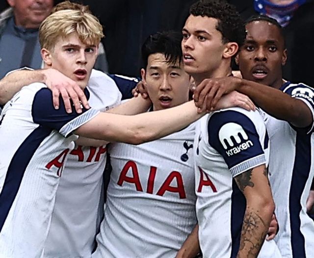 맨체스터 유나이티드가 손흥민을 주시하고 있다는 보도가 또 나왔다. 손흥민이 직전 프리미어리그 경기인 입스위치 원정에서 멀티 어시스트를 기록하며 자신의 진가를 축구종가에 다시 알린 가운데 맨유가 그를 당장 올 여름 돈 주고 영입할 수 있다는 소식이다. 영국 '더위크'는 24일 '손흥민의 계약은 2026년 6월까지 유효하지만 토트넘은 여름에 그를 매각하는 것을 고려할 수도 있다. 후벵 아모림의 맨체스터 유나이티드가 여름에 손흥민을 영입할 유력한 후보로 떠올랐다'라고 보도했다. 매체는 맨유가 알레한드로 가르나초 혹은 카세미루를 매각하면 그 돈으로 손흥민 이적료를 최대 720억원까지 줄 수 있다고 주장했다. 연합뉴스