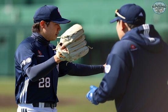 두산 베어스 투수 최승용이 지난 24일 일본 미야자키 선마린 스타디움에서 열린 요미우리 2군전에 등판해 2이닝 무실점 투구를 펼쳤다. 두산 베어스
