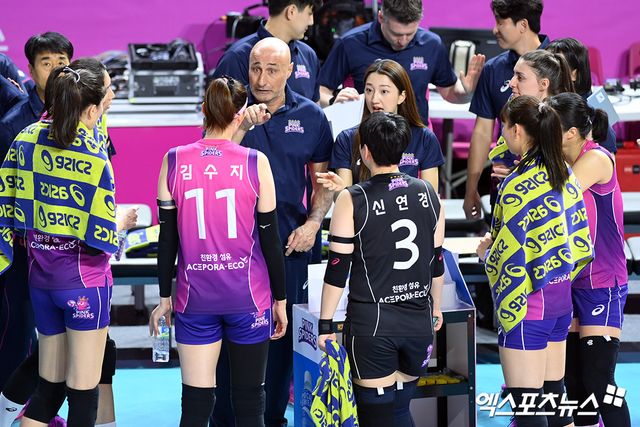 25일 오후 인천 부평구 삼산월드체육관에서 열린 ‘도드람 2024-2025 V-리그’ 흥국생명과 IBK기업은행의 경기, 흥국생명 아본단자 감독이 선수들에게 작전을 지시하고 있다. 인천, 고아라 기자