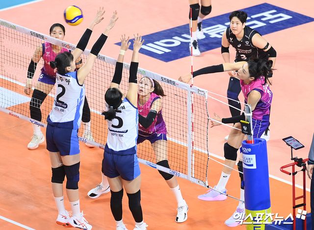 25일 오후 인천 부평구 삼산월드체육관에서 열린 ‘도드람 2024-2025 V-리그’ 흥국생명과 IBK기업은행의 경기, 흥국생명 김연경이 공격을 시도하고 있다. 인천, 고아라 기자