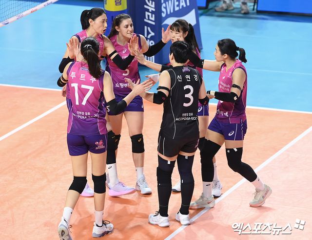 25일 오후 인천 부평구 삼산월드체육관에서 열린 ‘도드람 2024-2025 V-리그’ 흥국생명과 IBK기업은행의 경기, 흥국생명이 세트스코어 3:1(25:14 18:25 25:20 25:21)로 승리를 거뒀다. 이날 경기를 승리로 마친 흥국생명 선수들이 기뻐하고 있다. 인천, 고아라 기자