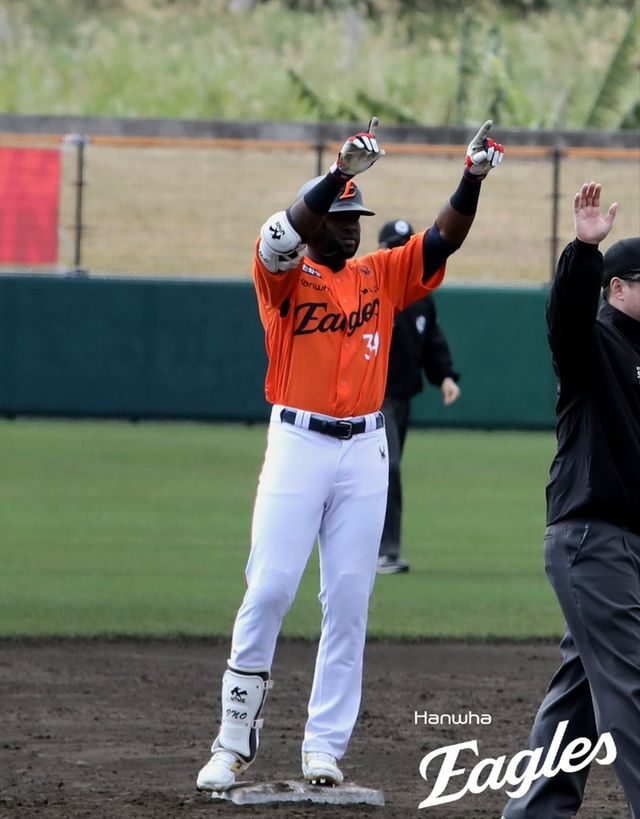 한화 이글스 외국인 타자 플로리얼이 25일 일본 오키나와의 킨 타운 베이스볼 스타디움에서 열린 KIA 타이거즈와의 연습경기에서 결승 2타점 2루타를 기록했다. 한화는 이날 4-1로 이겼다. 지난 23일 일본프로야구(NPB) 지바 롯데 마린스전 2-4 패배의 아쉬움을 씻어냈다. 한화는 이날 '이적생' 엄상백이 선발투수로 등판, 2이닝 1실점으로 나쁘지 않은 투구를 보여줬다. 게임 초반 투구 밸런스가 잡히지 않은 모습이었지만 빠르게 안정을 찾았다. 플로리얼은 결승 2타점 적시타를 쳐내면서 수비, 주루는 물론 타격까지 매서운 솜씨를 뽐내고 2025 시즌에 대한 기대감을 높였다. 사진 한화 이글스