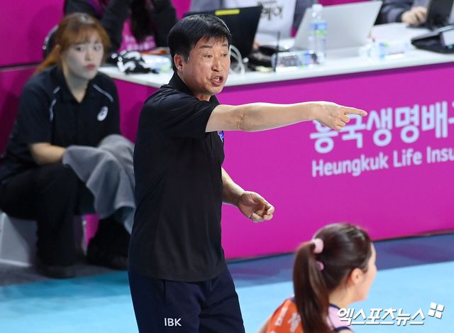 25일 오후 인천 부평구 삼산월드체육관에서 열린 ‘도드람 2024-2025 V-리그’ 흥국생명과 IBK기업은행의 경기, 기업은행 김호철 감독이 작전을 지시하고 있다. 인천, 고아라 기자