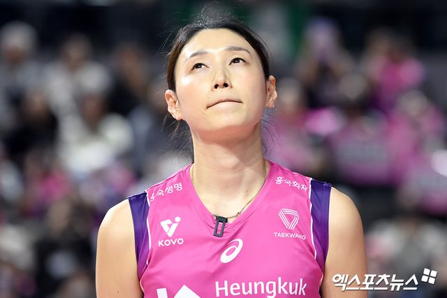 25일 오후 인천 부평구 삼산월드체육관에서 열린 ‘도드람 2024-2025 V-리그’ 흥국생명과 IBK기업은행의 경기, 흥국생명이 세트스코어 3:1(25:14 18:25 25:20 25:21)로 승리를 거뒀다. 생일을 하루 앞둔 흥국생명 김연경이 팬들과 이벤트를 진행하고 있다. 인천, 고아라 기자