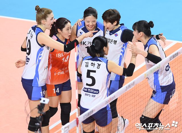 25일 오후 인천 부평구 삼산월드체육관에서 열린 ‘도드람 2024-2025 V-리그’ 흥국생명과 IBK기업은행의 경기, 기업은행 선수들이 득점한 뒤 기뻐하고 있다. 인천, 고아라 기자