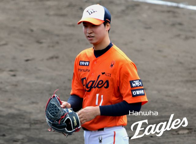 한화 이글스 강속구 사이드암 엄상백이 25일 일본 오키나와의 킨 타운 베이스볼 스타디움에서 열린 KIA 타이거즈와 연습경기에 선발등판, 2이닝 1실점을 기록했다. 한화는 이날 4-1로 이겼다. 지난 23일 일본프로야구(NPB) 지바 롯데 마린스전 2-4 패배의 아쉬움을 씻어냈다. 외국인 타자 에스테반 플로리얼은 결승 2타점 적시타를 쳐냈다. 수비, 주루는 물론 타격까지 매서운 솜씨를 뽐내면서 2025 시즌에 대한 기대감을 높였다. 사진 한화 이글스