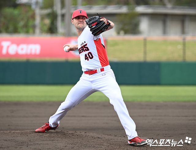 KIA 타이거즈 에이스 제임스 네일이 25일 일본 오키나와의 킨 타운 베이스볼 스타디움에서 열린 한화 이글스와 경기에 선발등판 2이닝 1실점을 기록했다. KIA는 이날 1-4로 졌다. 상대 새 외인 타자 플로리얼에 2루타 2개를 내줬다. 사진 엑스포츠뉴스 DB
