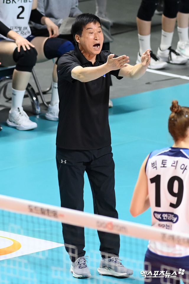 18일 오후 서울 장충체육관에서 열린 ‘도드람 2024-2025 V-리그’ GS칼텍스와 IBK기업은행의 경기, 기업은행 김호철 감독이 작전을 지시하고 있다. 엑스포츠뉴스 DB