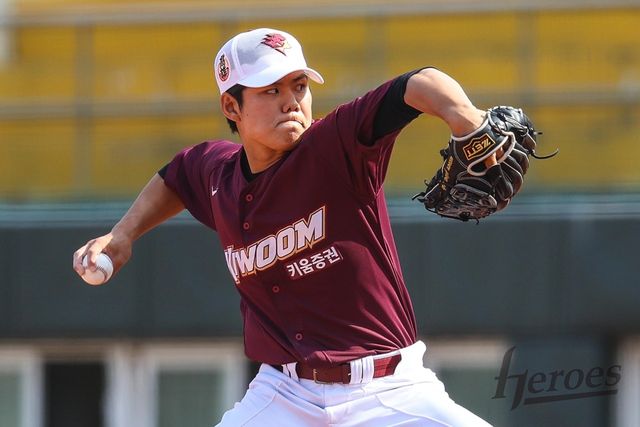 키움 투수 김윤하는 22일 라쿠텐전 2이닝 무실점으로 활약했다. 특히 3탈삼진을 기록하는 위력적인 투구로 눈길을 끌었다. 키움 히어로즈