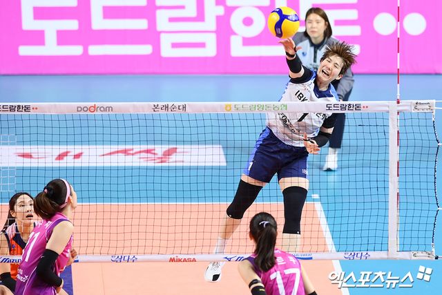 25일 오후 인천 부평구 삼산월드체육관에서 열린 ‘도드람 2024-2025 V-리그’ 흥국생명과 IBK기업은행의 경기, 기업은행 이소영이 공격을 시도하고 있다. 인천, 고아라 기자