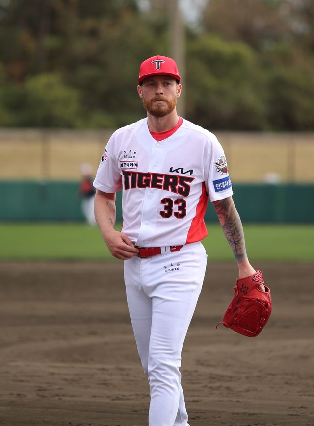 KIA 타이거즈 새 외국인 투수 아담 올러가 25일 일본 오키나와의 킨 타운 베이스볼 스타디움에서 열린 한화 이글스와의 경기에서 2이닝 무실점으로 호투했다. KIA는 이날 1-4로 졌다. 사진 KIA 타이거즈