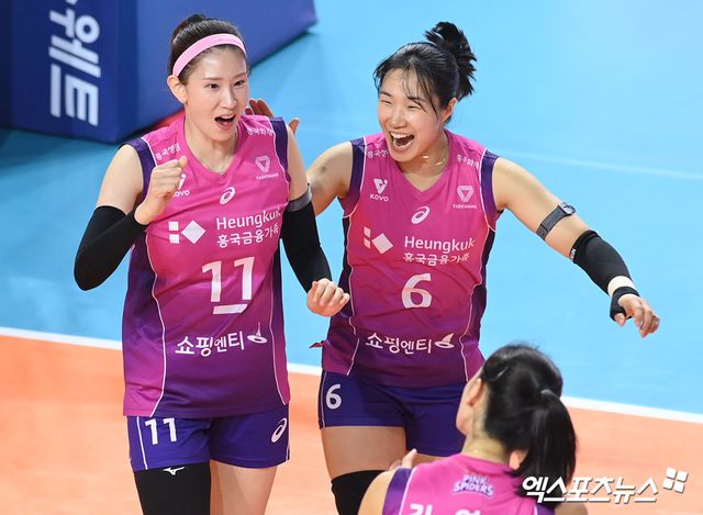 25일 오후 인천 부평구 삼산월드체육관에서 열린 ‘도드람 2024-2025 V-리그’ 흥국생명과 IBK기업은행의 경기, 흥국생명 김수지 이고은이 득점한 뒤 기뻐하고 있다. 인천, 고아라 기자