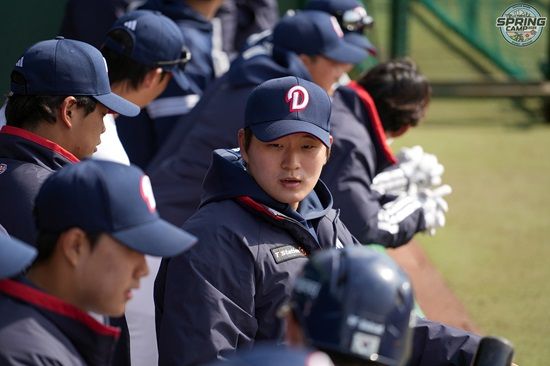 두산 베어스 투수 김택연이 일본 미야자키 스프링캠프에서 첫 실전 등판을 소화했다. 두산 베어스
