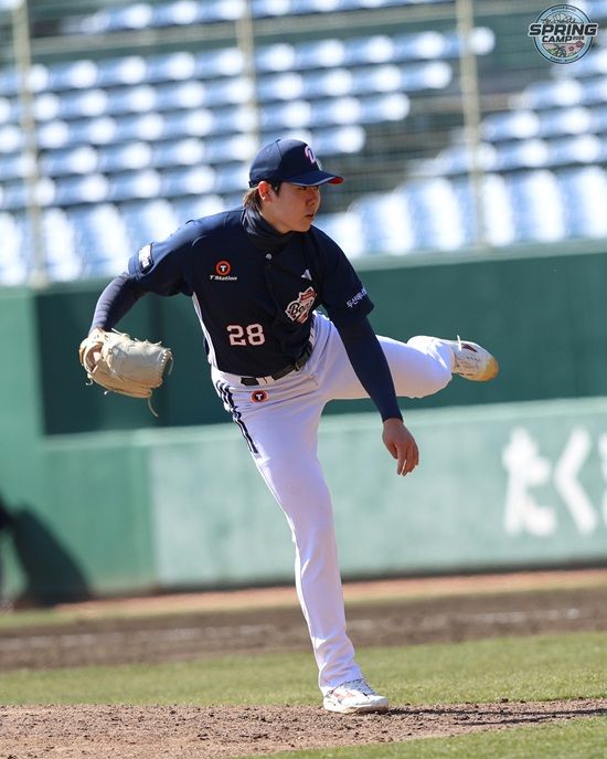 두산 베어스 투수 최승용이 지난 24일 일본 미야자키 선마린 스타디움에서 열린 요미우리 2군전에 등판해 2이닝 무실점 투구를 펼쳤다. 두산 베어스